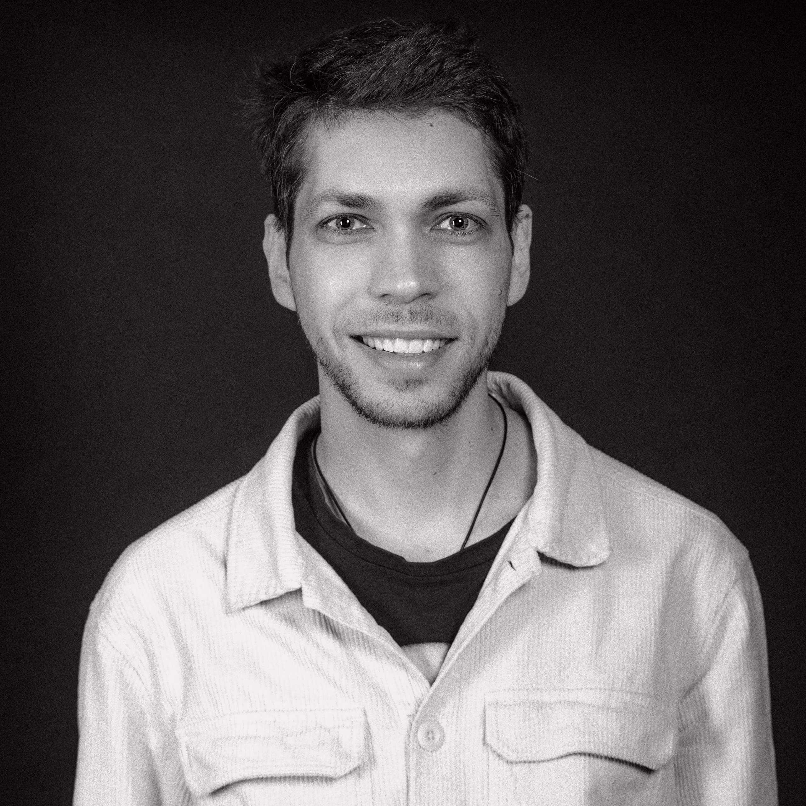 ELIAS-FERTONANI-HEADSHOT-PHOTO-2025-scaled